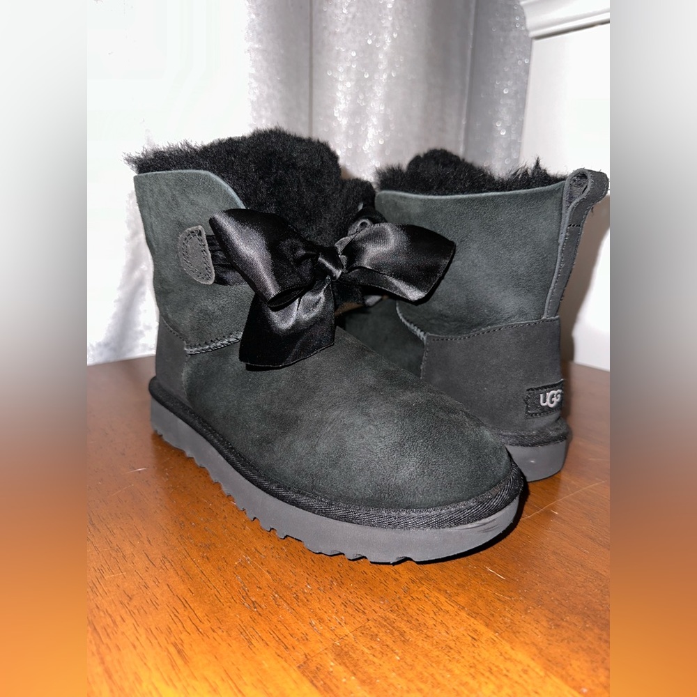 UGG Women’s Gita Bow Mini Boots in Black size 6